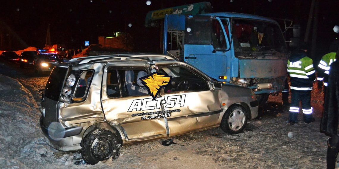 Двое детей и двое взрослых пострадали в аварии при столкновении «Тойоты» и грузовика в Новосибирске