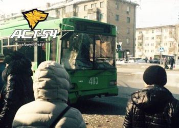Троллейбусы разных маршрутов «не поделили» остановку в Новосибирске, есть пострадавшие