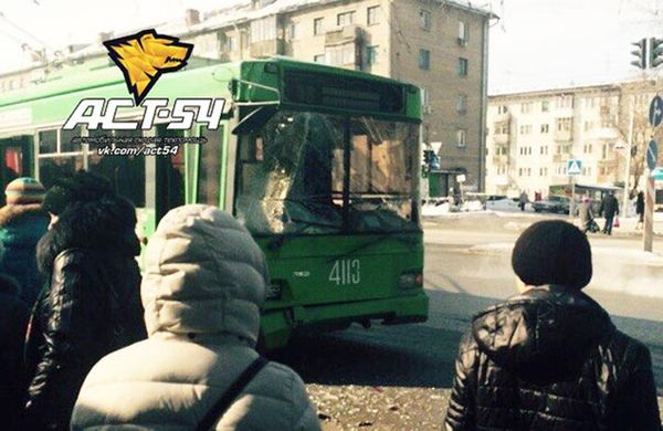 Троллейбусы разных маршрутов «не поделили» остановку в Новосибирске, есть пострадавшие