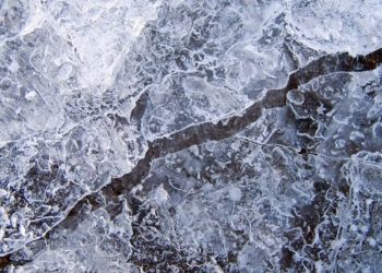 50-летний мужчина утонул, провалившись под тонкий лед в районе Затона