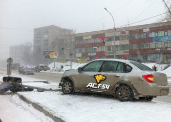 У «Сибирского Молла» водитель «Рено» завалил светофорный столб