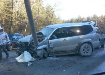 Land Cruiser Prado снес фонарный столб на Бердском шоссе