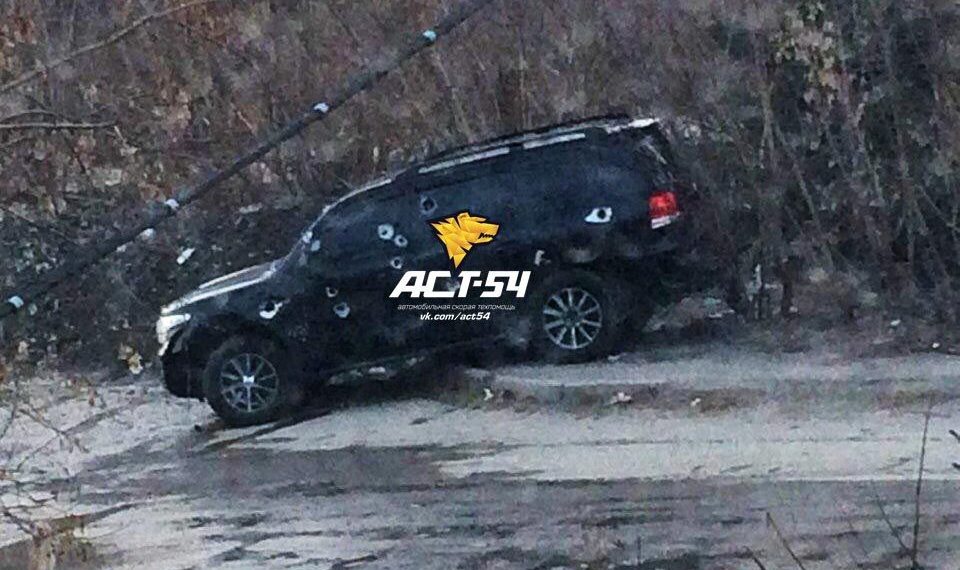 В Новосибирске из карабина неизвестные расстреляли внедорожник Toyota Land Cruiser