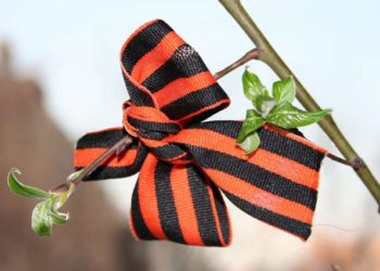 Уличную рекламу курительных смесей закрасили георгиевскими лентами