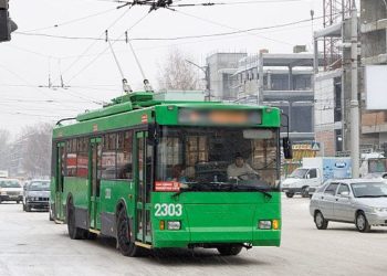 Троллейбус насмерть сбил 75-летнюю женщину, полиция ищет очевидцев