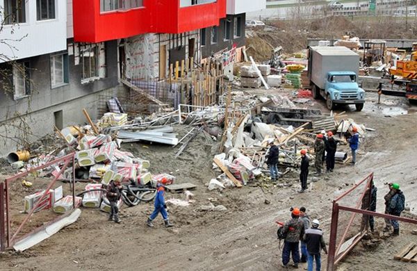Строительная люлька рухнула с возводимого жилого дома в Новосибирске