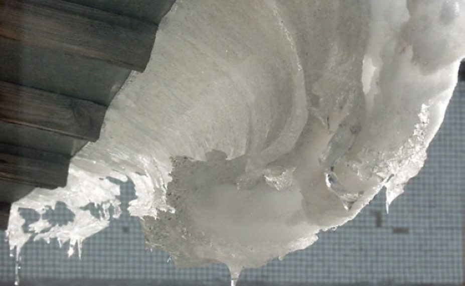 Крыша здания в Советском районе обвалилась на людей под тяжестью снега