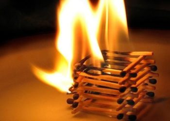 Двое маленьких детей погибли при пожаре под Новосибирском