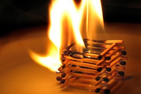 Двое маленьких детей погибли при пожаре под Новосибирском