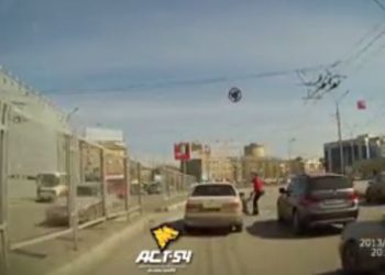 Иностранец на «Тойоте» чуть не сбил женщину с коляской на площади Маркса