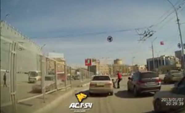 Иностранец на «Тойоте» чуть не сбил женщину с коляской на площади Маркса