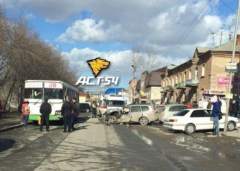 Subaru Forester врезался в пассажирский автобус на улице Есенина: есть пострадавшие