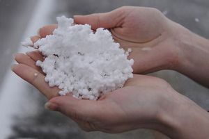 Пенопластовый снег выпал в карьере Мочище