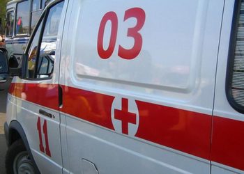 Автобус сбил молодую девушку на остановке в Новосибирске