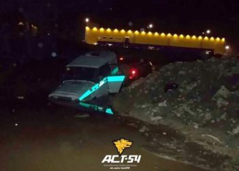 Полицейский УАЗ утонул в луже в проезде между поселками Новосибирска