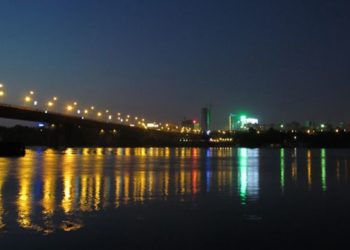 Две неуправляемые баржи проплыли под мостами в Новосибирске, прокуратура проводит проверку