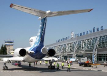 Сотрудники Толмачёво пропустили в самолет пассажира с муляжом бомбы