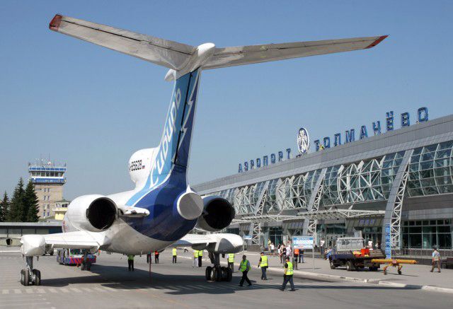 Сотрудники Толмачёво пропустили в самолет пассажира с муляжом бомбы