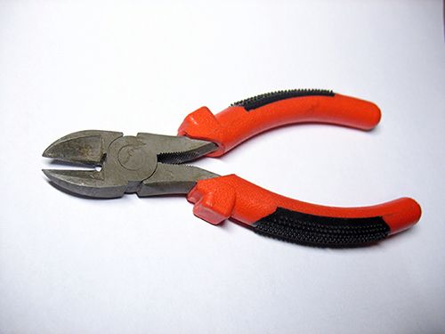 В Новосибирске преступник ограбил прохожего при помощи кусачек