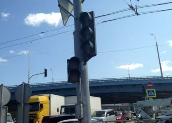 Южную площадь Новосибирска парализовали отключенные светофоры