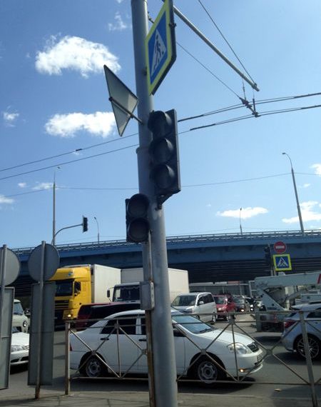 Южную площадь Новосибирска парализовали отключенные светофоры