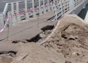 Обочина дороги на Бугринском мосту начала разваливаться