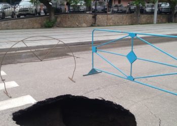 Асфальт провалился на Мичурина рядом с местом коммунальных работ