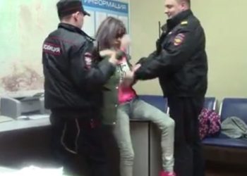 Дебоширке, избившей сотрудницу полиции в «Толмачево», грозит до пяти лет тюрьмы