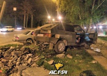 Пьяный лихач вылетел с дороги и «повесил» автомобиль на столбе дорожного знака (фото)