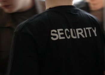 В Новосибирске охранник ночного клуба свернул посетителю шею