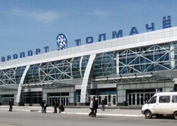 Боинг вернулся в Толмачево после часа полета в направлении Москвы