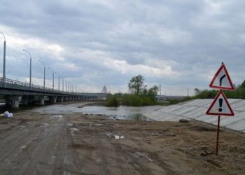 Муниципальные власти не намерены убирать технологическую дорогу около Бугринского моста