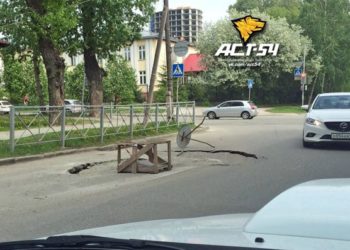 В центре Новосибирска после дорожных работ провалился асфальт
