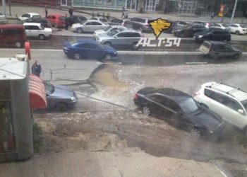Теплотрассу прорвало на пересечении Вокзальной магистрали и улицы Советской