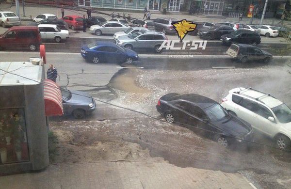 Теплотрассу прорвало на пересечении Вокзальной магистрали и улицы Советской