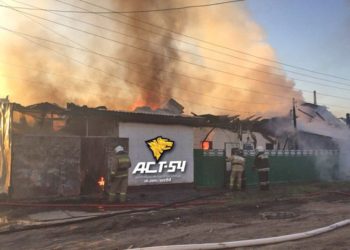 Пожарные спасли четырех человек из горящего дома в Новосибирске