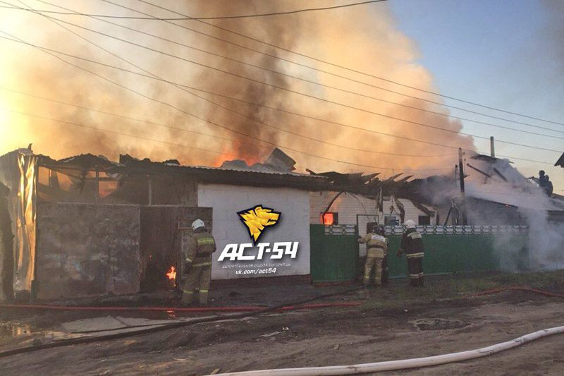 Пожарные спасли четырех человек из горящего дома в Новосибирске
