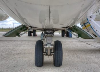 Два колеса отвалились у самолета на взлетно-посадочной полосе в Толмачево