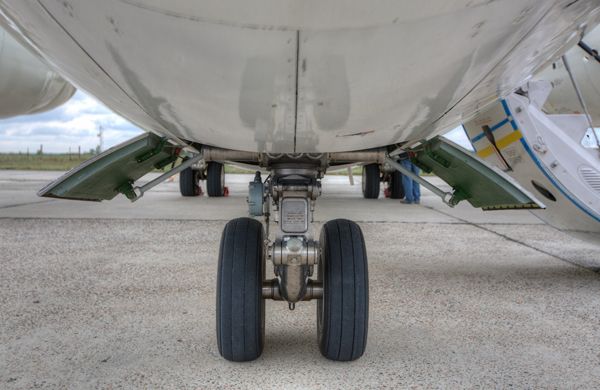 Два колеса отвалились у самолета на взлетно-посадочной полосе в Толмачево