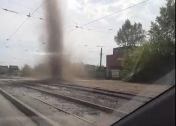 На Троллейной было замечено подобие смерча (видео)