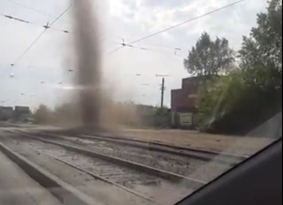 На Троллейной было замечено подобие смерча (видео)