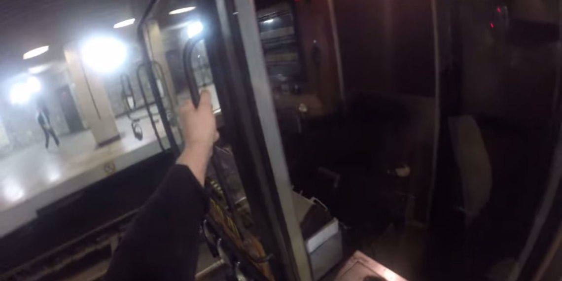 В Новосибирском метро молодой человек прокатился на поезде, прицепившись к последнему вагону (видео)