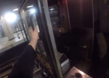 В Новосибирском метро молодой человек прокатился на поезде, прицепившись к последнему вагону (видео)