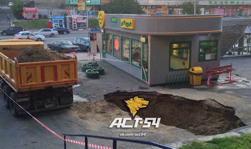 Огромную дыру в асфальте возле станции метро «Гагаринская» заделали песком и щебнем (фото)