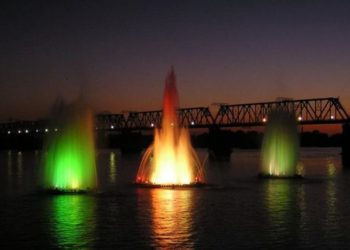 На новосибирской набережной начали работать три плавучих фонтана