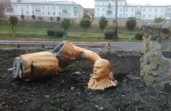 Сибиряк сломал памятник Ленину, пытаясь подтянуться на руке вождя