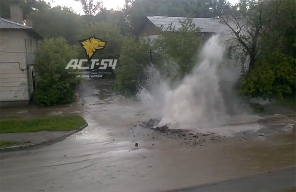 Второй «гейзер» забил в Ленинском районе в ходе испытаний теплосетей (видео)