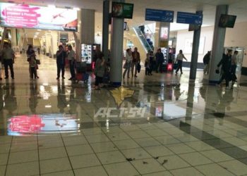 Ливень затопил зал регистрации и взлетную полосу в Толмачево