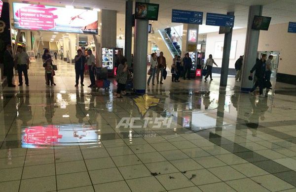 Ливень затопил зал регистрации и взлетную полосу в Толмачево