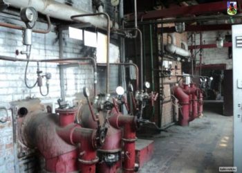 Лужа мазута размером в дачный участок обнаружена около лицея в новосибирском поселке